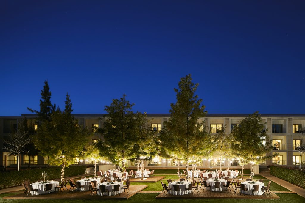 Victoria_Golf_Resort_&_Spa_Ballroom_Wedding_Tables_Setup_Evening