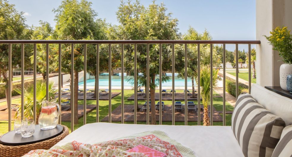 Victoria_Golf_Resort_&_Spa_Pool_View_Room_Terrace_2